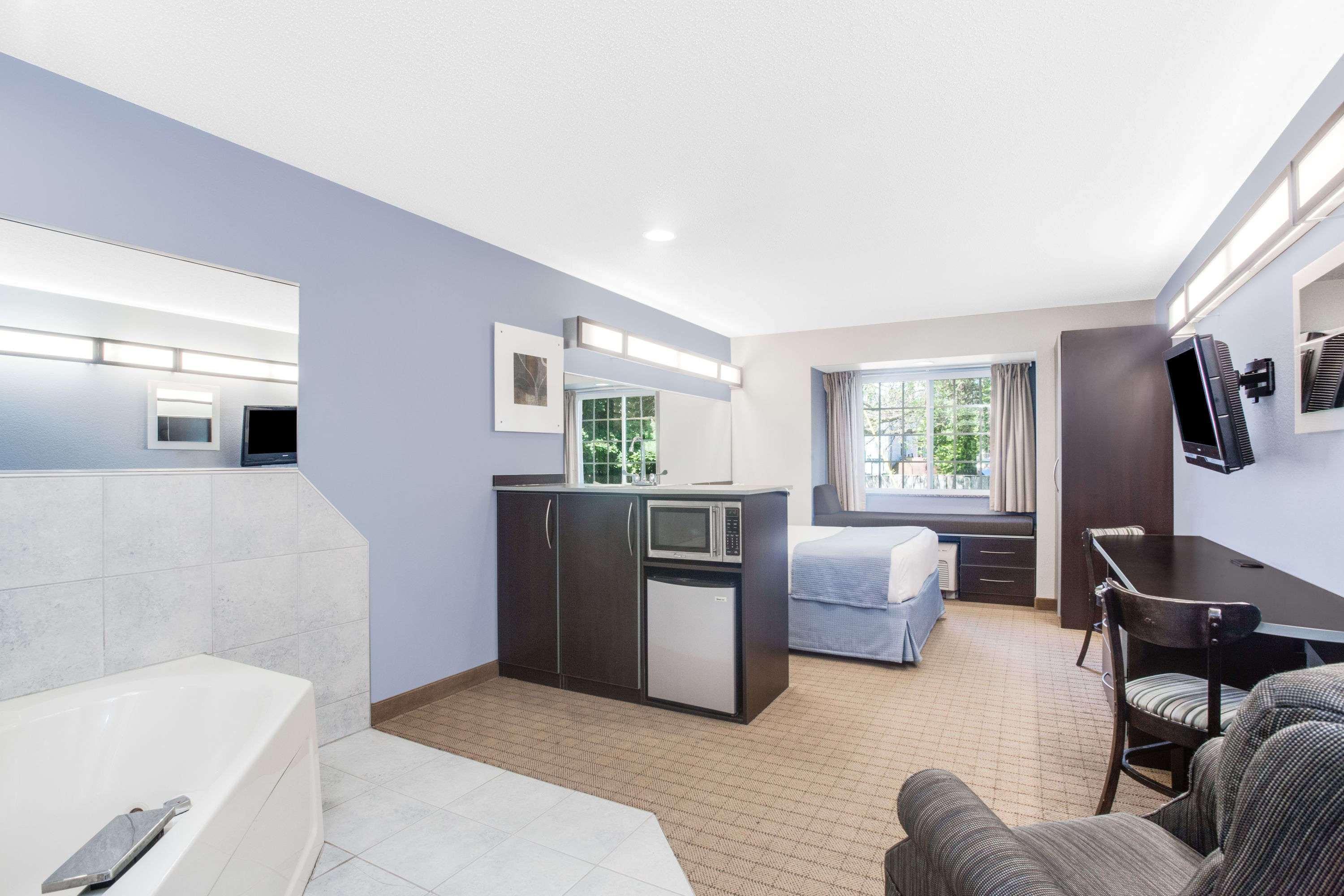 Microtel Inn & Suites Бат Экстерьер фото