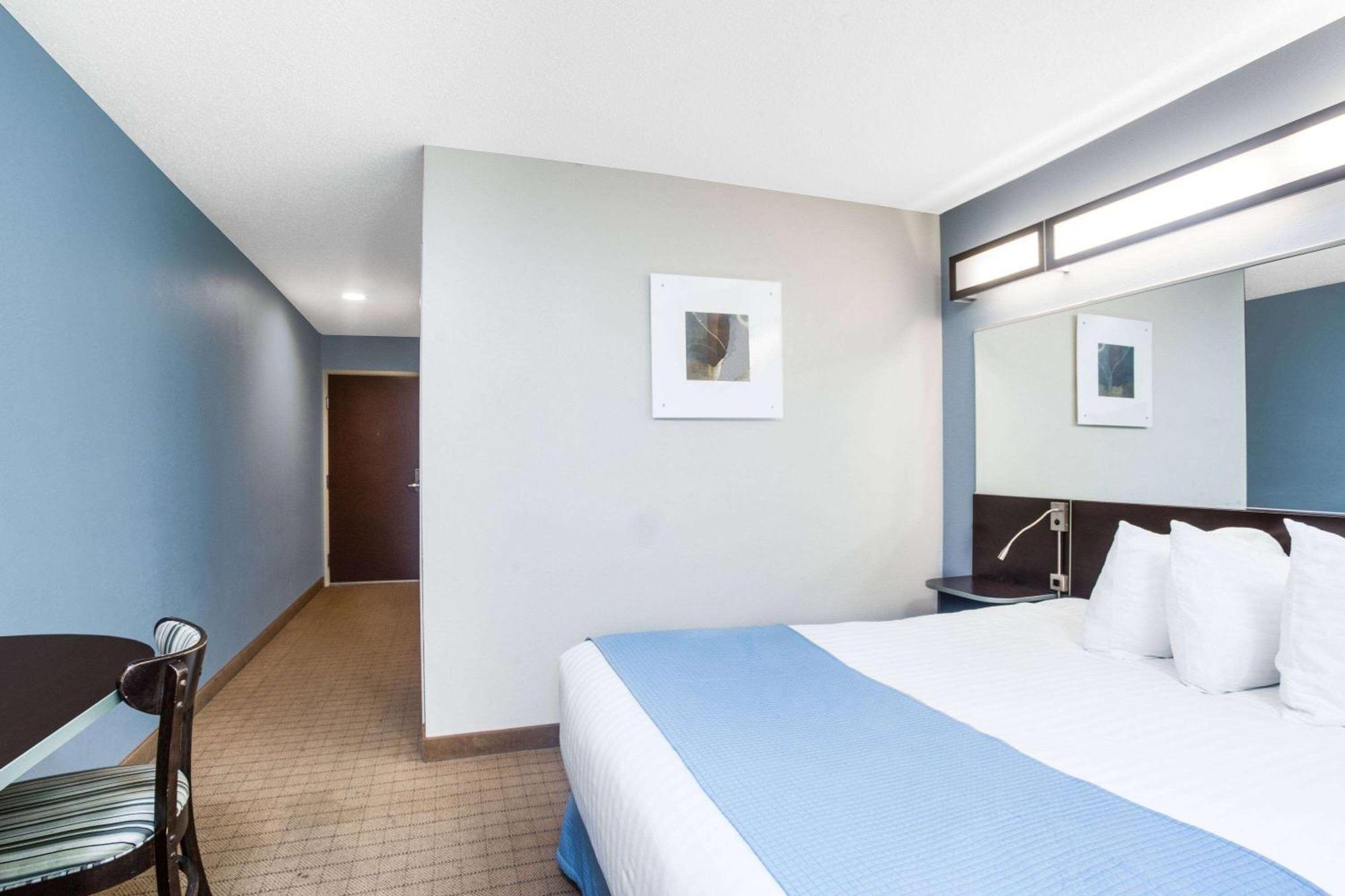 Microtel Inn & Suites Бат Экстерьер фото