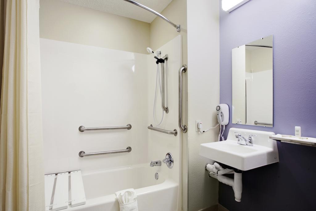 Microtel Inn & Suites Бат Номер фото